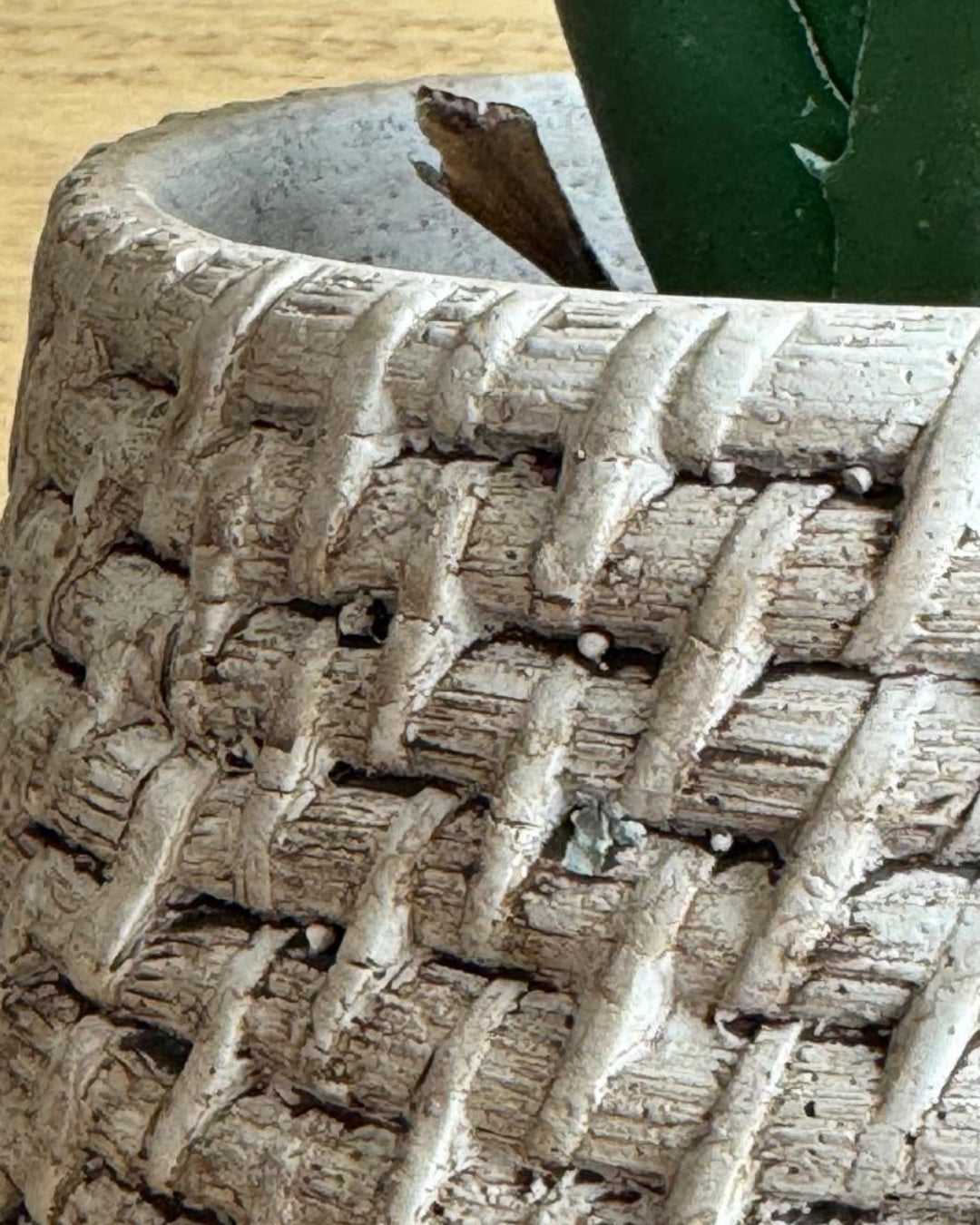 Macetero de cerámica con textura trenzada