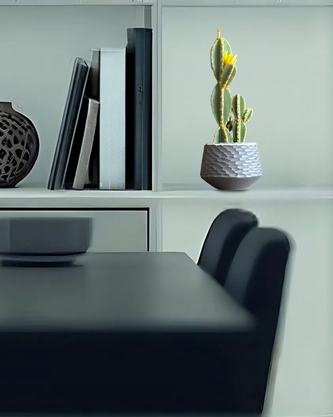 Macetero gris ocuro con textura tipo panal