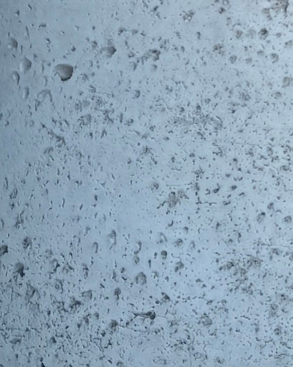 Macetero blanco con textura porosa - Cádiz