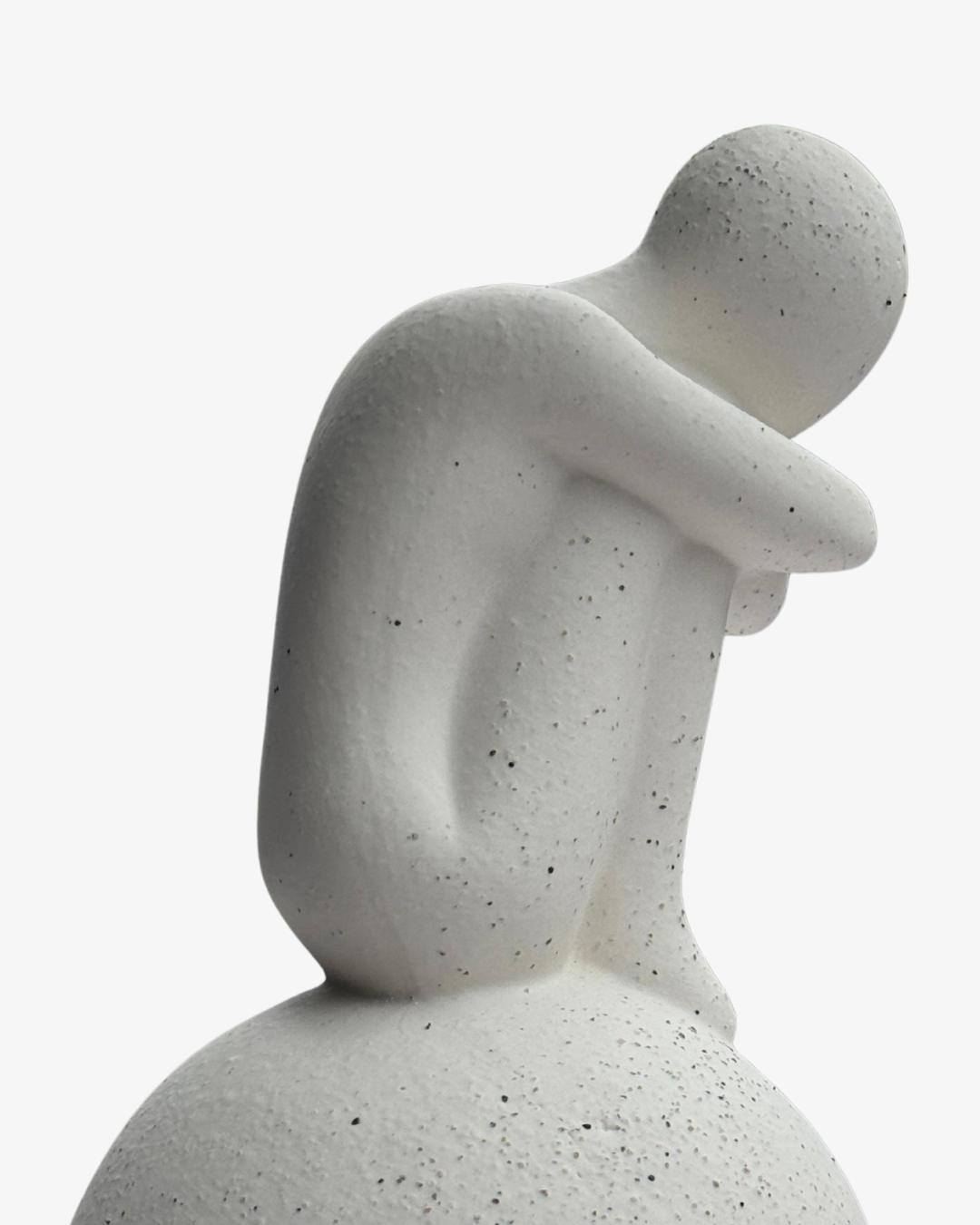 Figura abstracta humana con acabado rústico