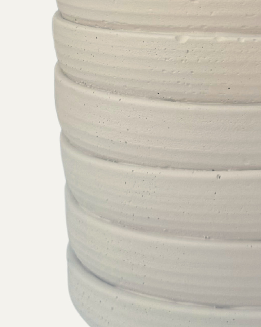 Macetero de Cerámica color marfil con relieve anillado - Cascada