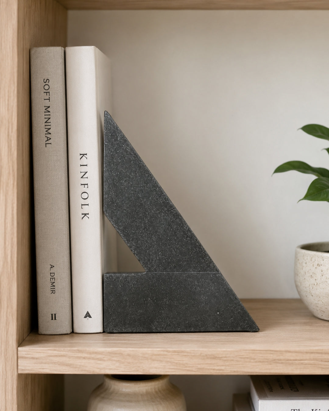 Sujeta libros decorativo triangular - Delta