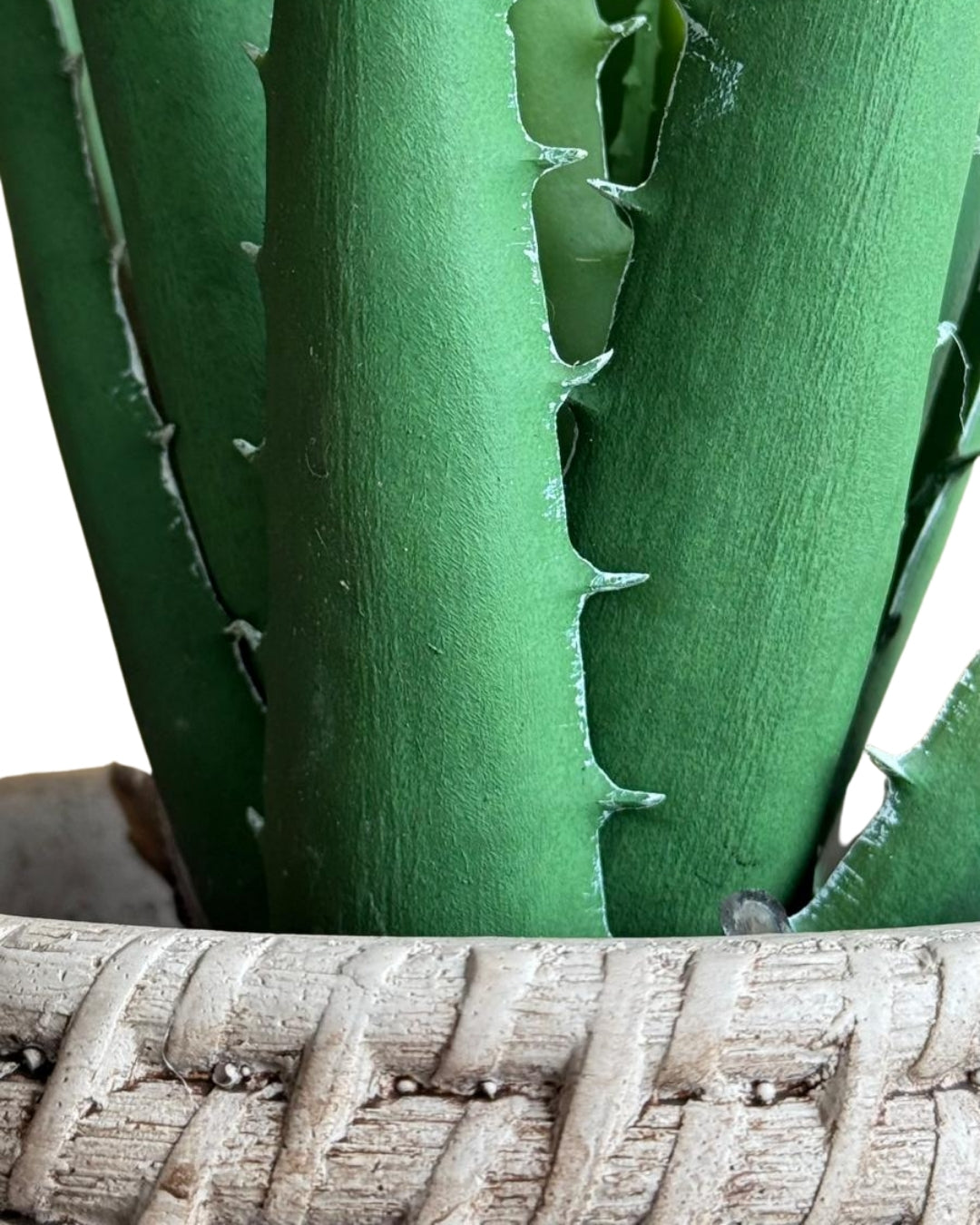 Macetero de cerámica con textura trenzada