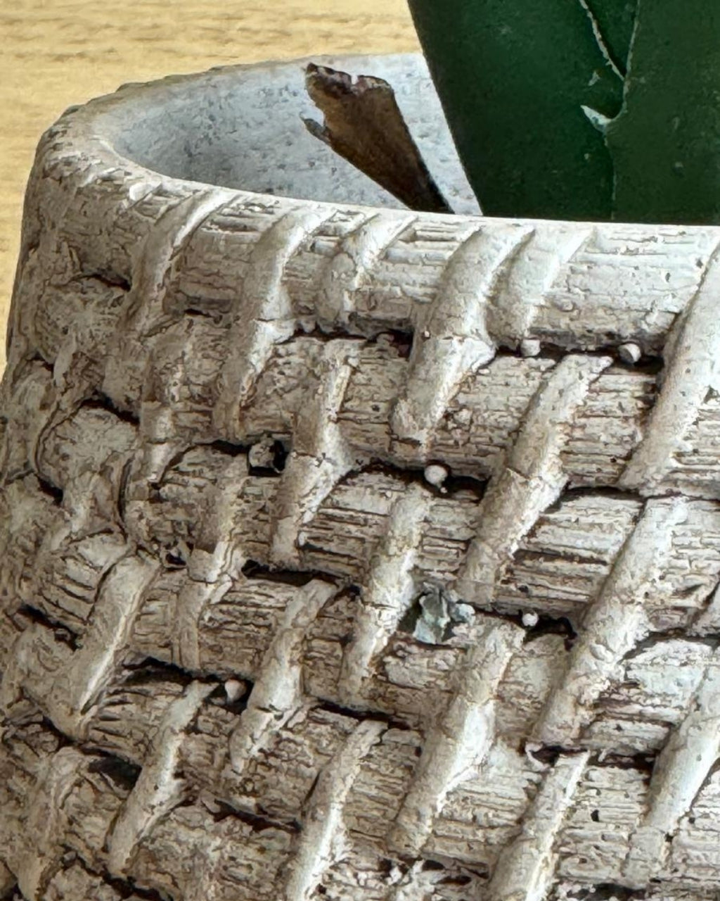 Macetero de cerámica con textura trenzada