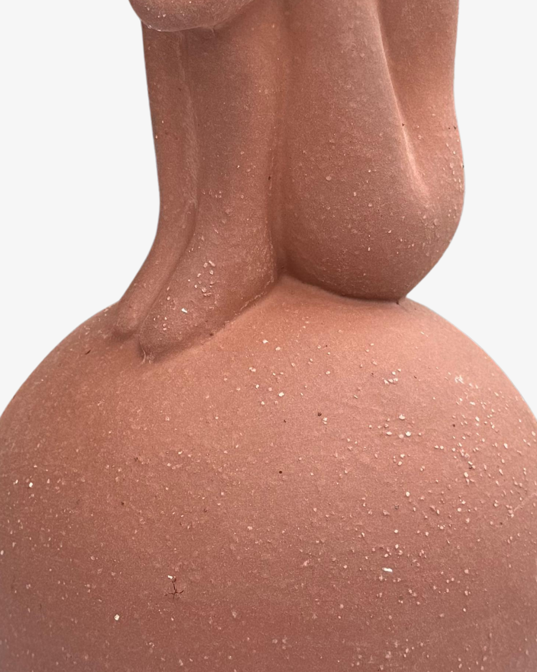 Figura abstracta humana con acabado rústico