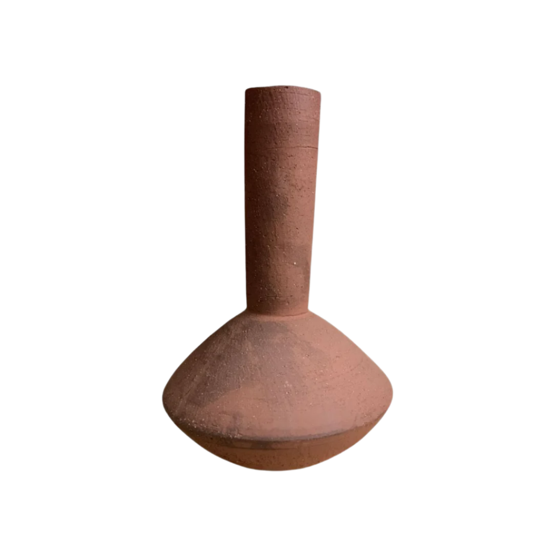 Jarrón con base ancha y cuello alargado