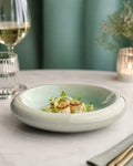 Plato blanco con fondo celeste - Sky