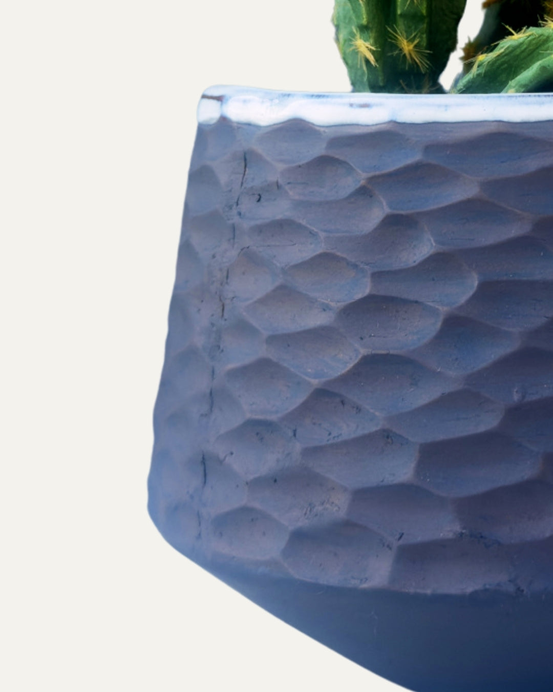 Macetero gris ocuro con textura tipo panal