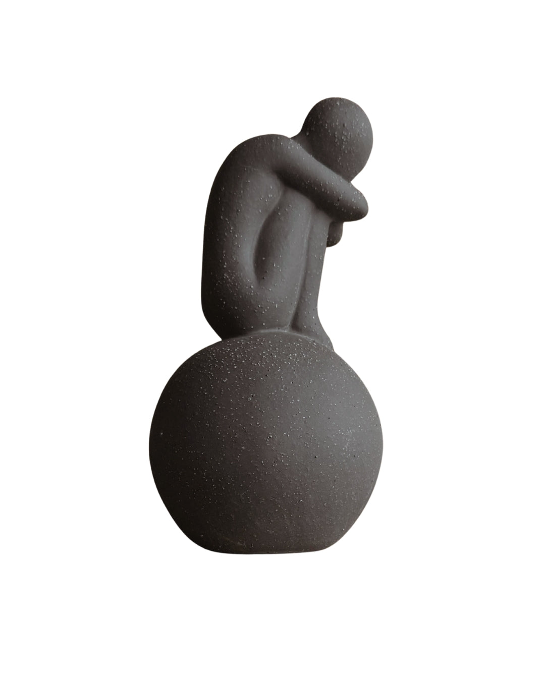 Figura abstracta humana con acabado rústico
