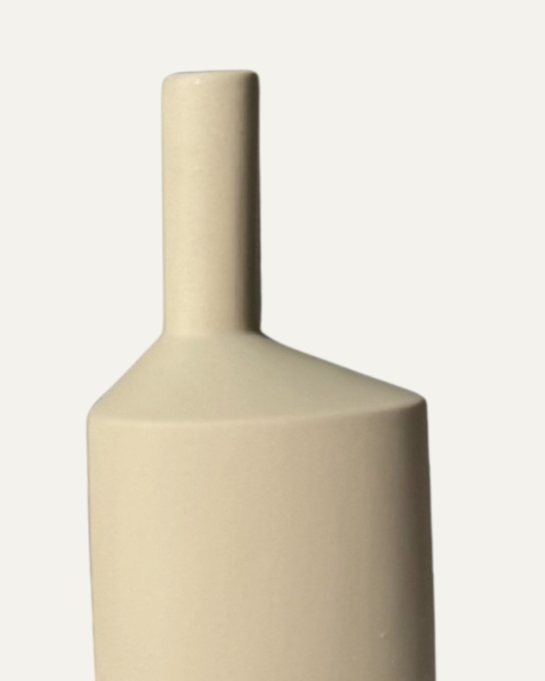 Jarrón delgado tipo botella con silueta recta - Qatar
