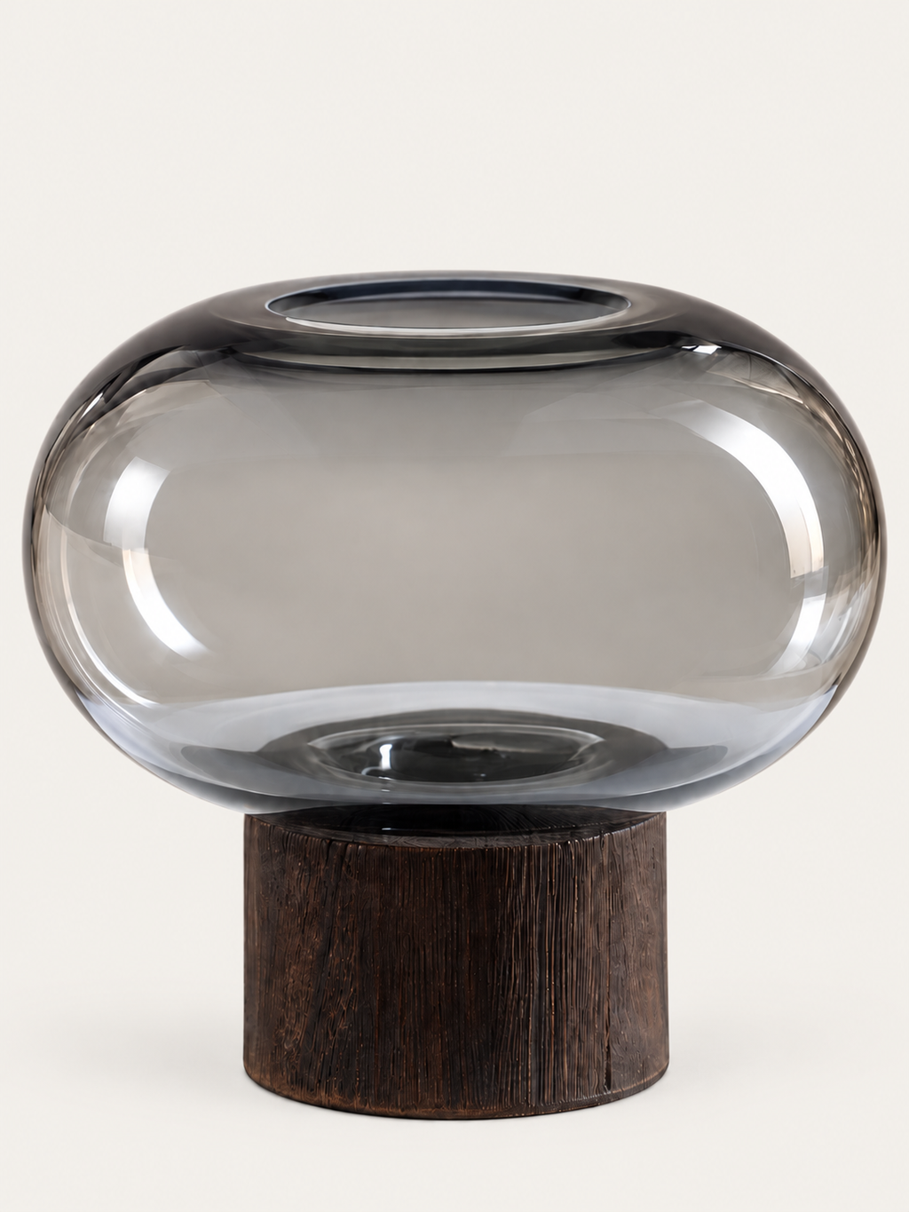 Jarrón de vidrio ahumado con base de madera 14 cm. - Alba