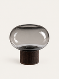 Jarrón de vidrio ahumado con base de madera 14 cm. - Alba