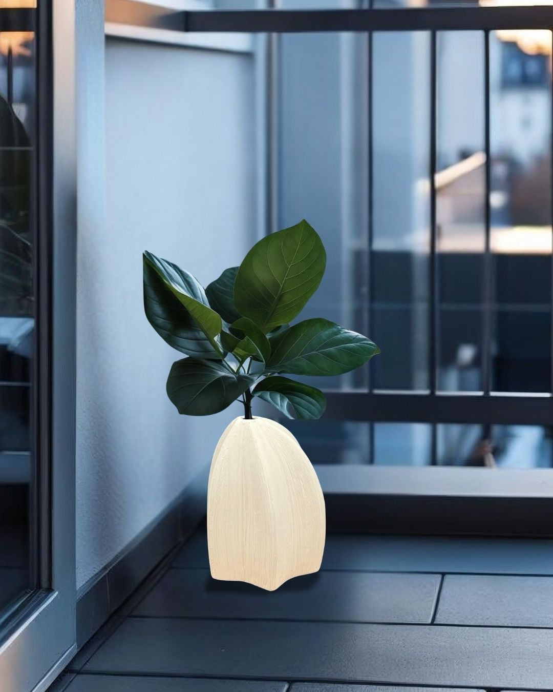 Jarrón de cerámica con pliegues geométricos Finne