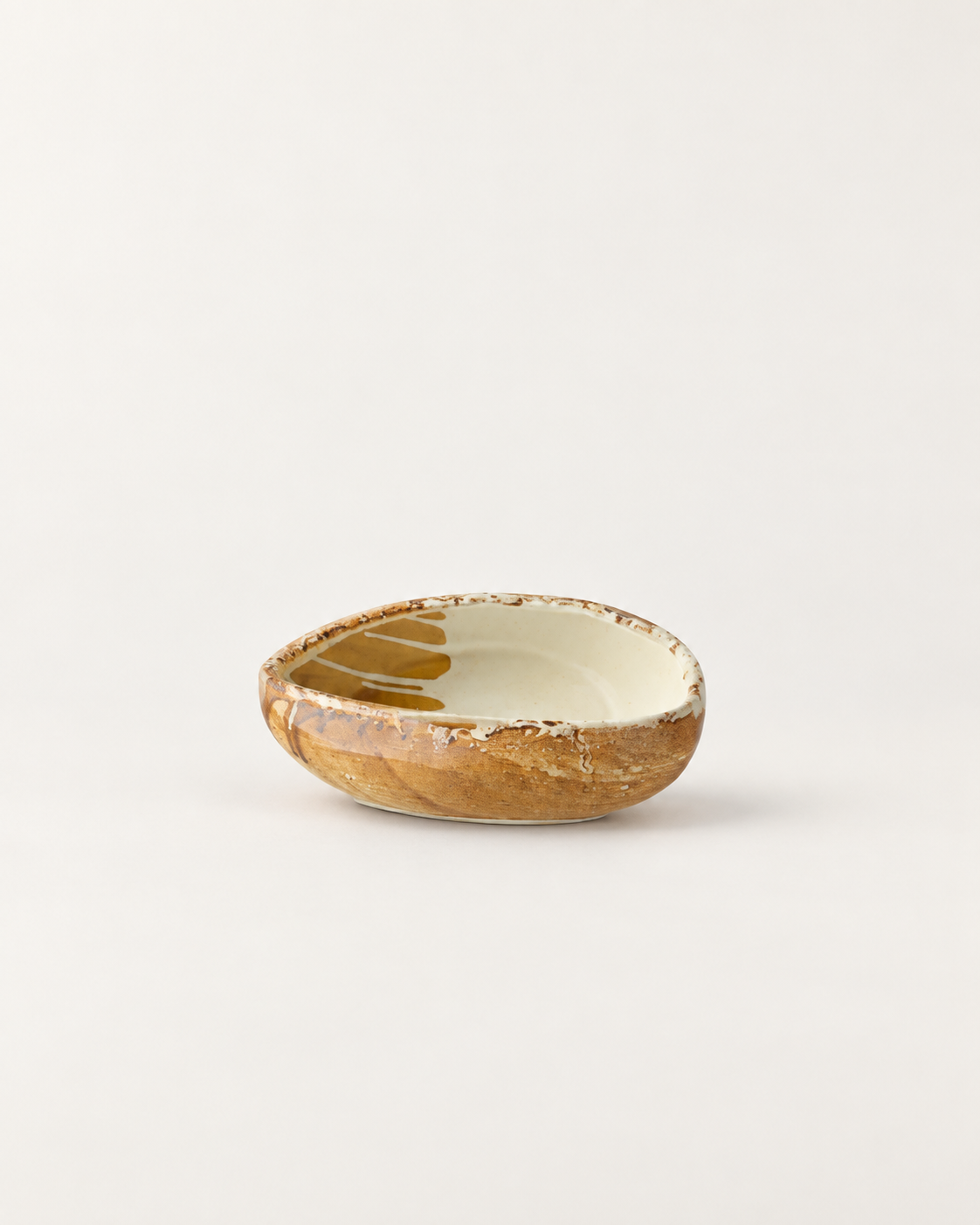 Bowl asimétrico crema y ocre – Duna