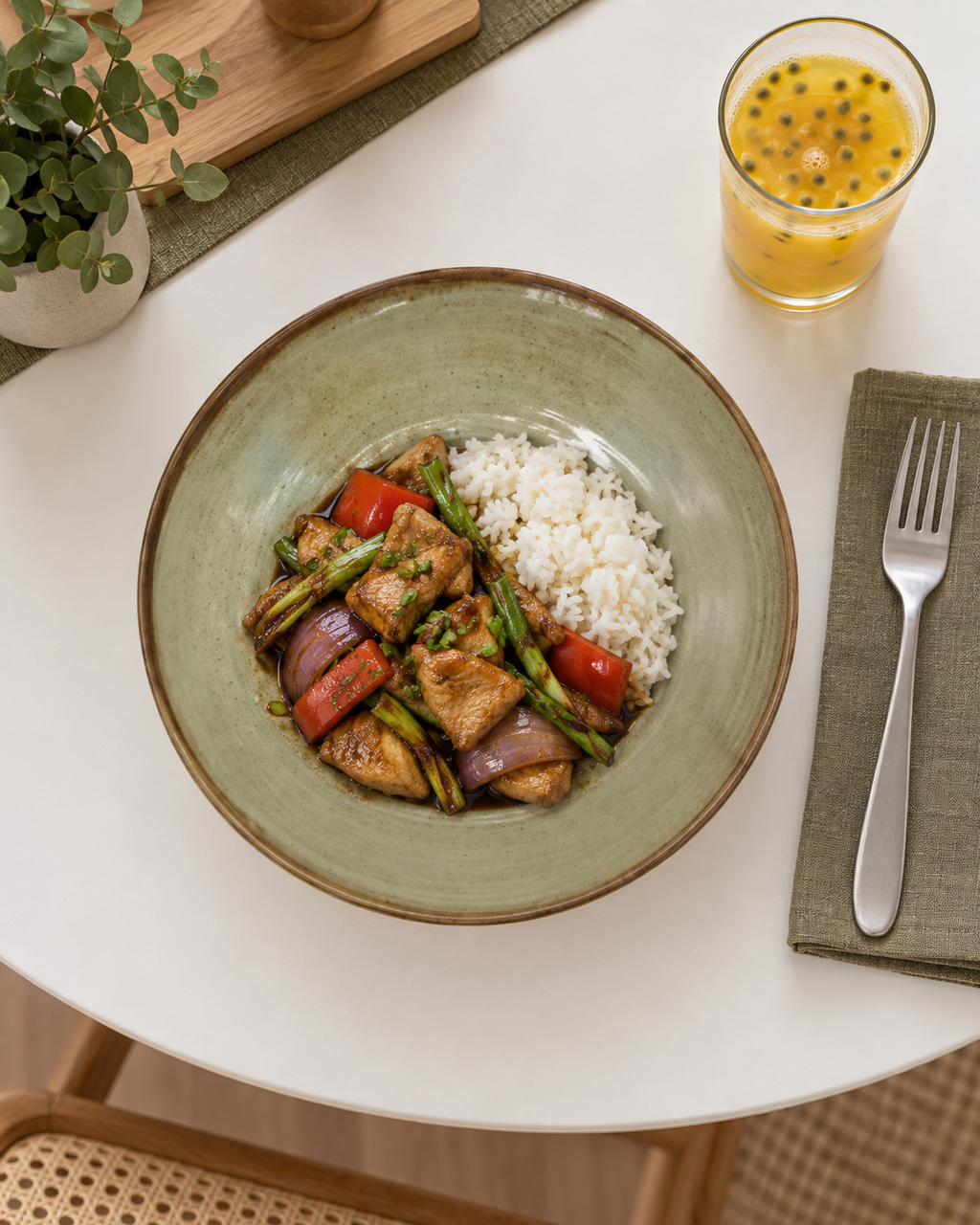 Plato hondo gris oliva con borde marrón – Niebla