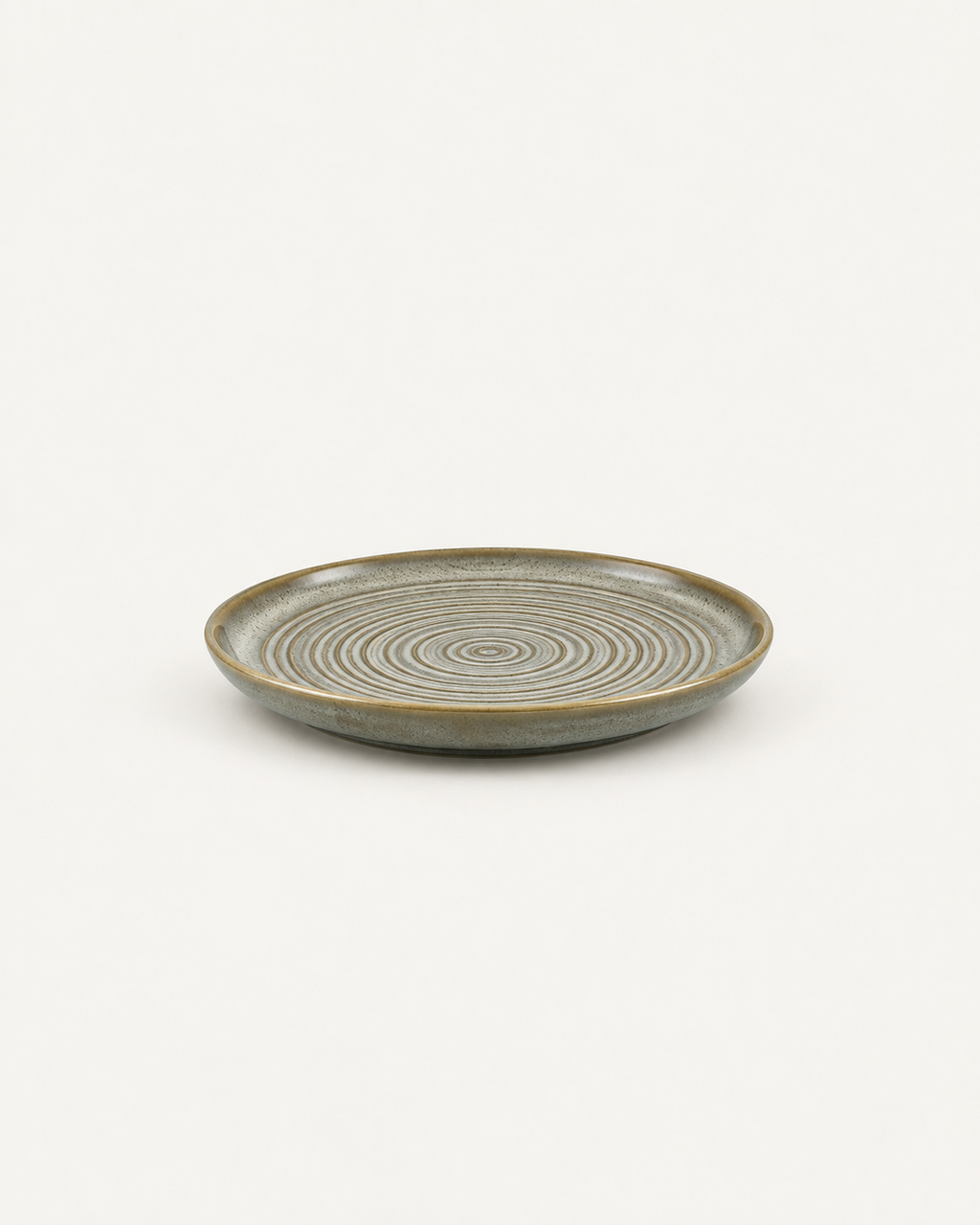 Plato plano, oliva claro con anillos y borde miel – Olivo