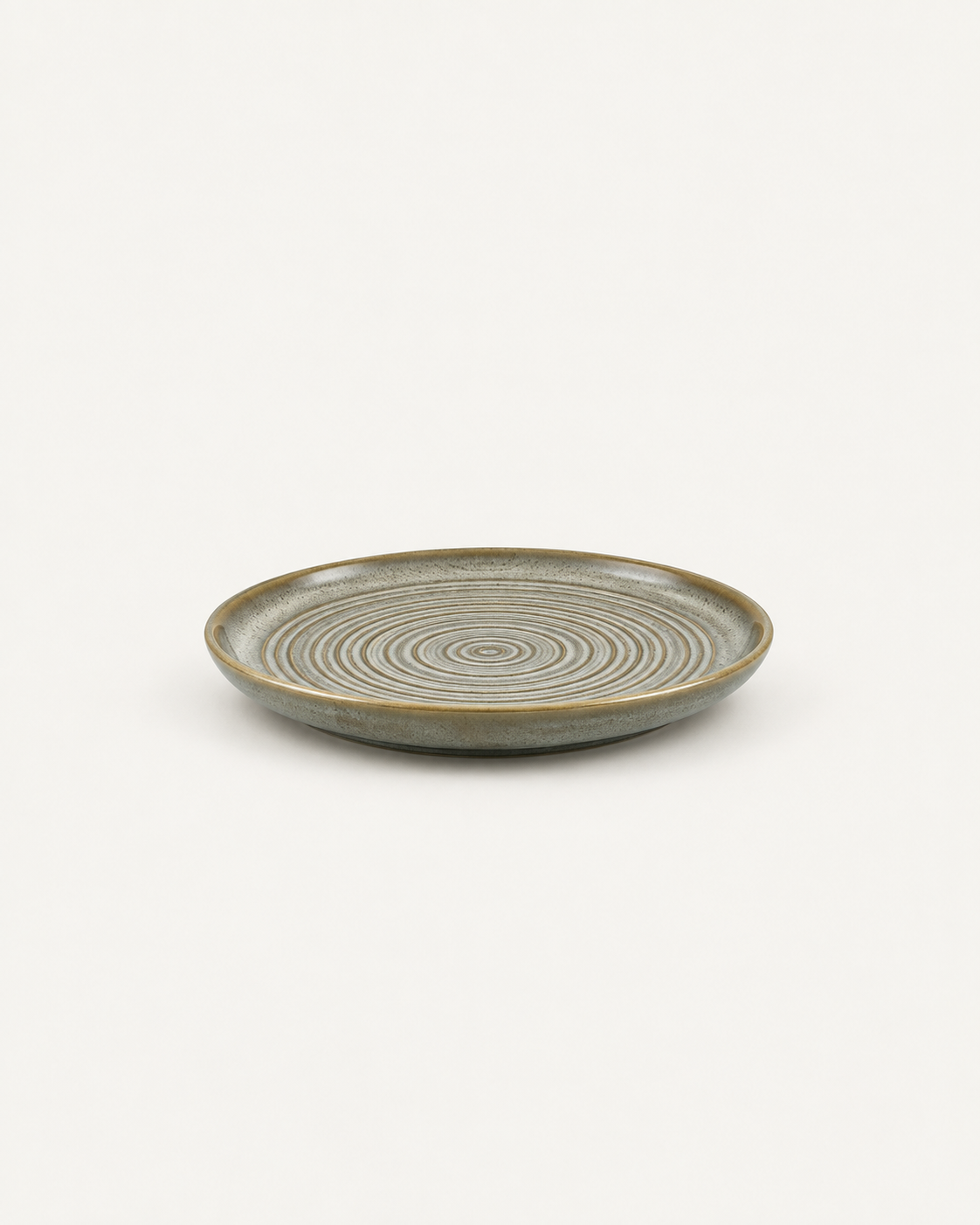 Plato plano, oliva claro con anillos y borde miel – Olivo