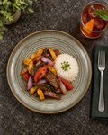 Plato plano, oliva claro con anillos y borde miel – Olivo