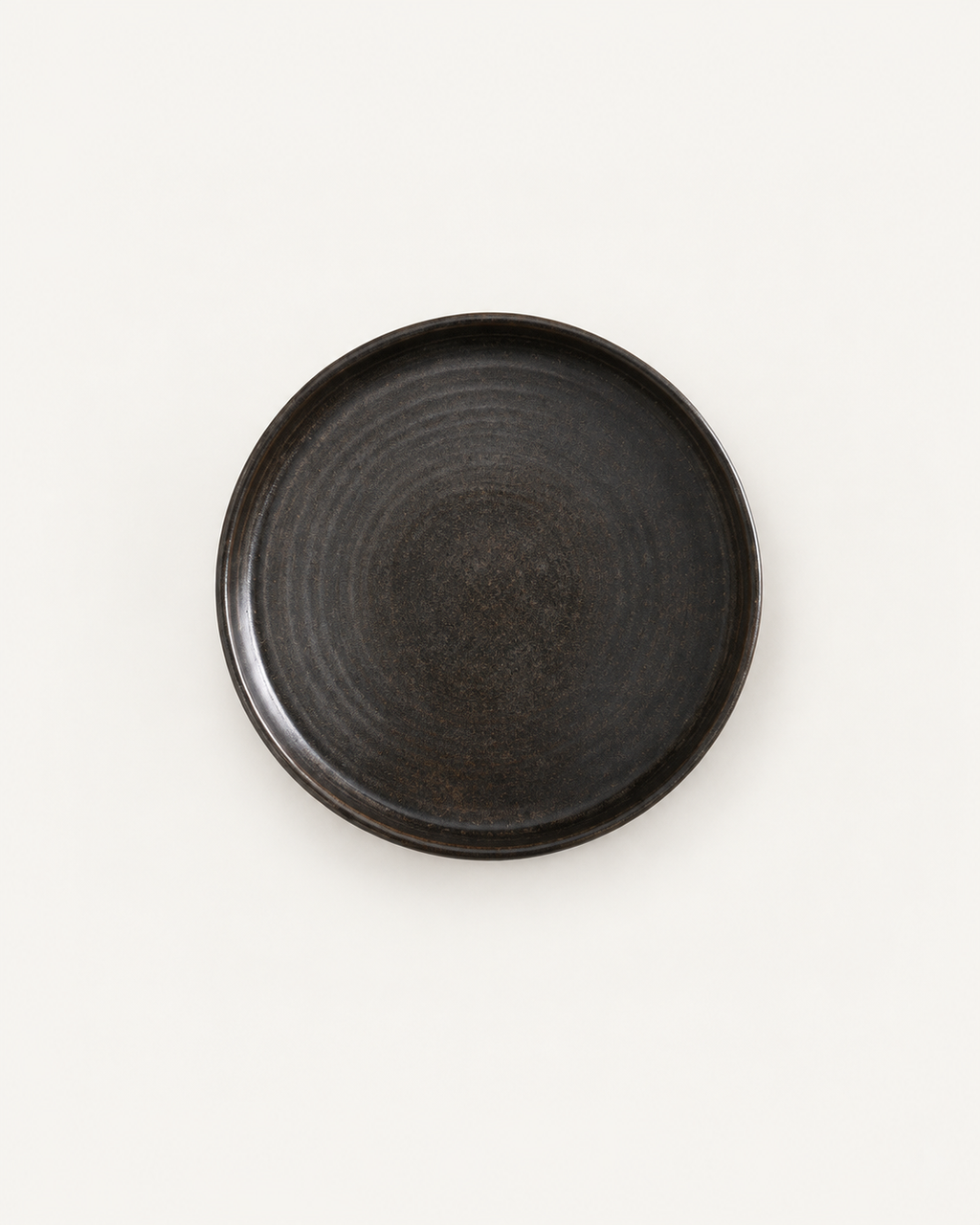 Plato carbón de borde recto con anillos – Basalto