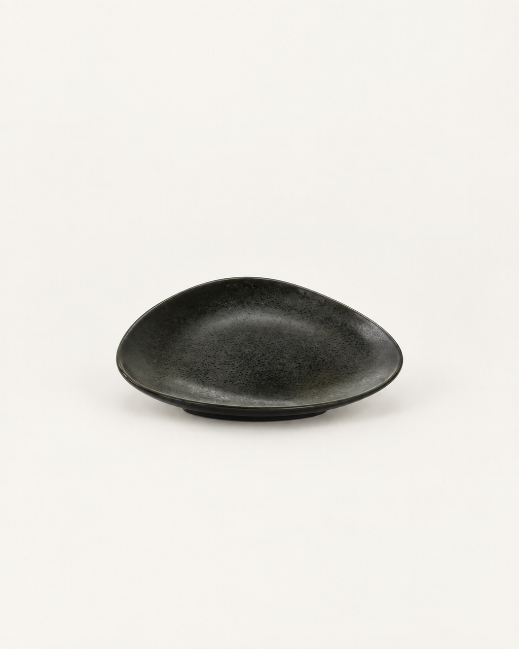 Plato bajo asimétrico negro carbón – Obsidiana