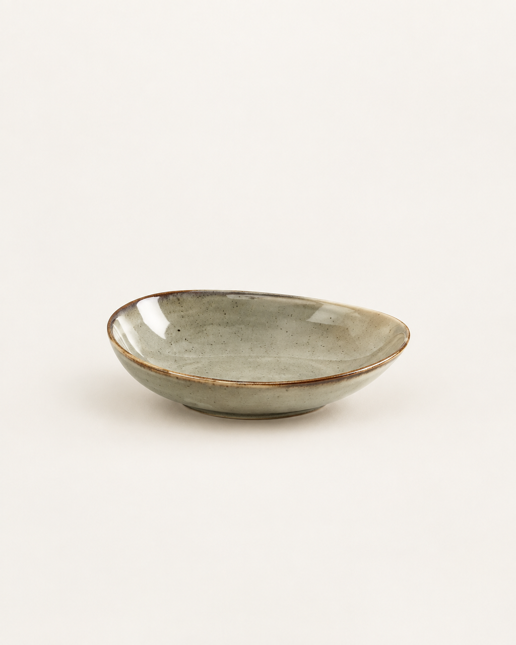 Plato hondo asimétrico gris salvia – Sauce