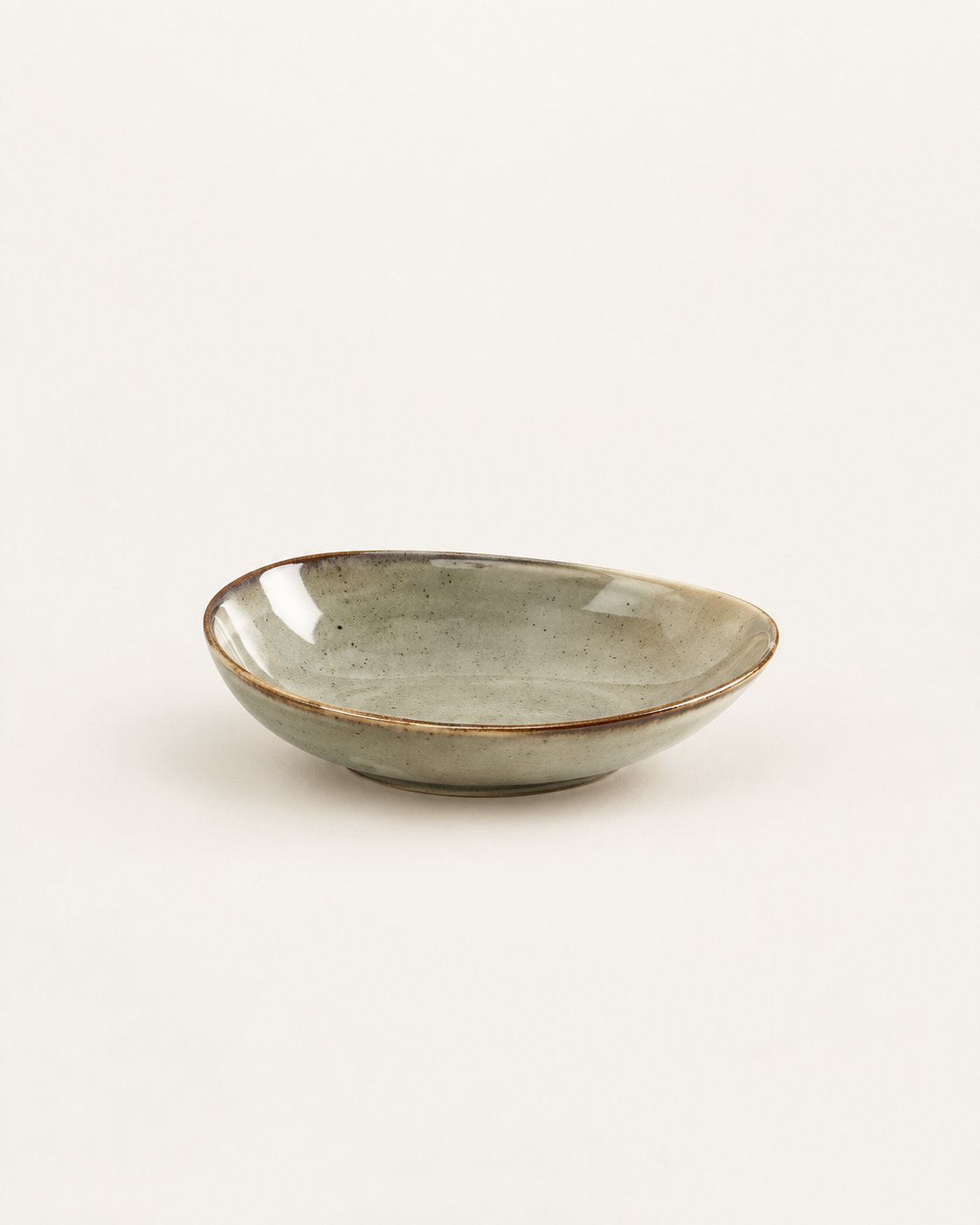 Plato hondo asimétrico gris salvia – Sauce