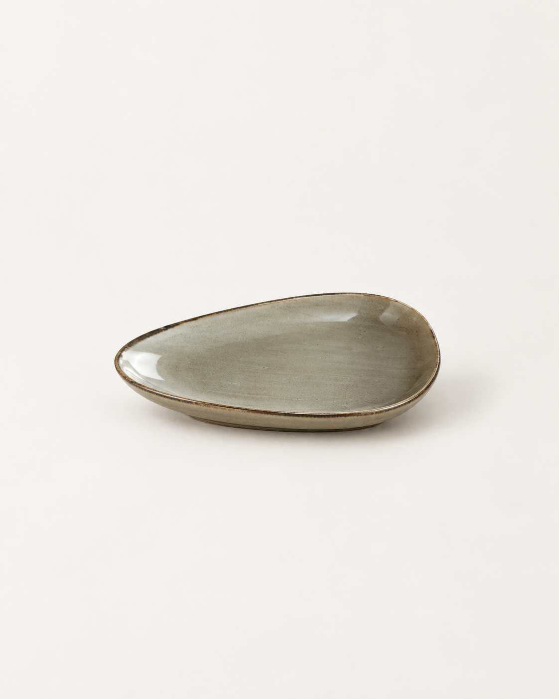 Plato alargado gris topo y salvia – Guijarro