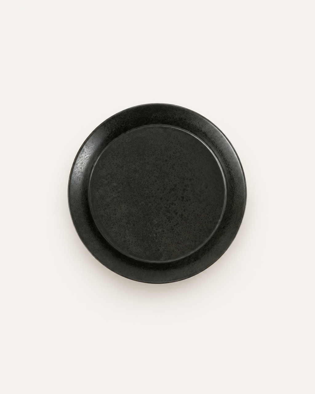 Plato negro carbón con borde elevado – Eclipse