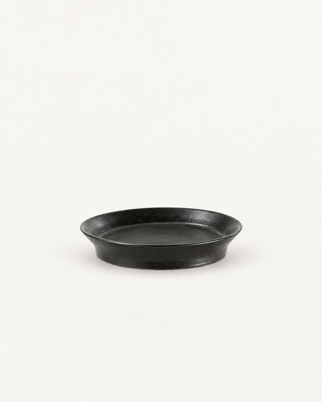 Plato negro carbón con borde elevado – Eclipse