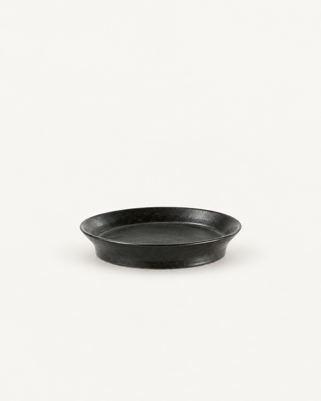 Plato negro carbón con borde elevado – Eclipse