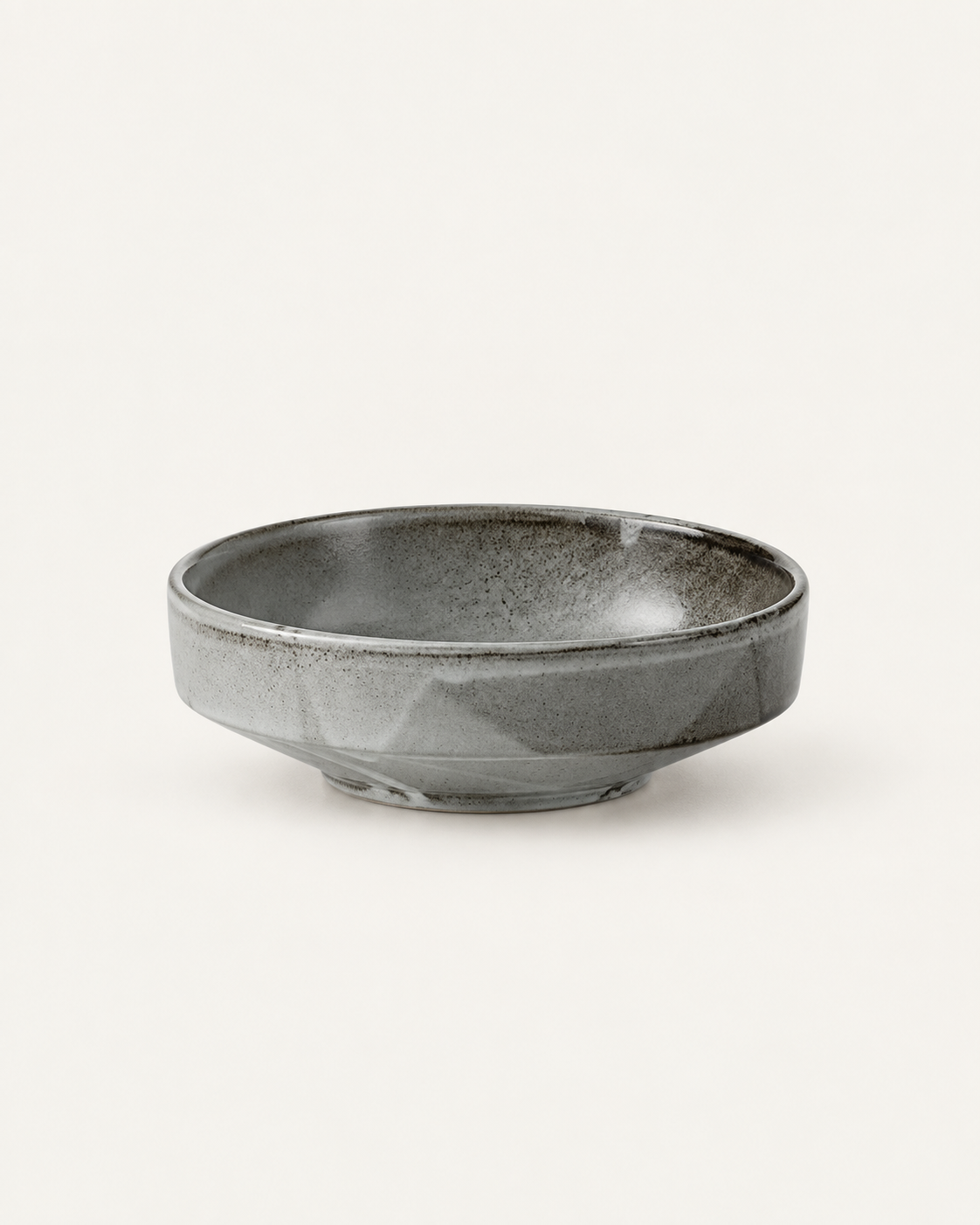 Plato hondo gris humo con exterior facetado – Pizarra