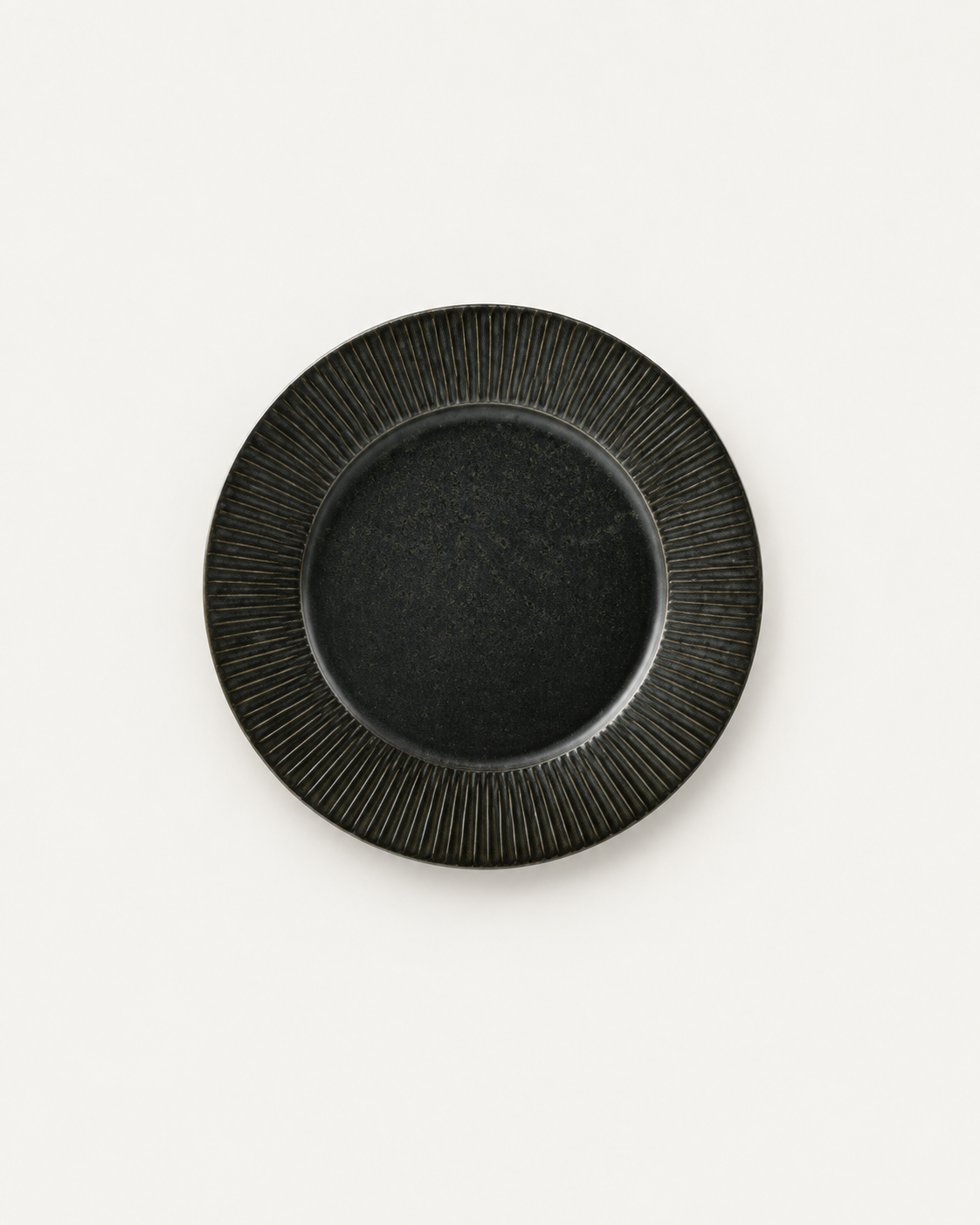 Plato negro carbón con ala estriada – Solsticio