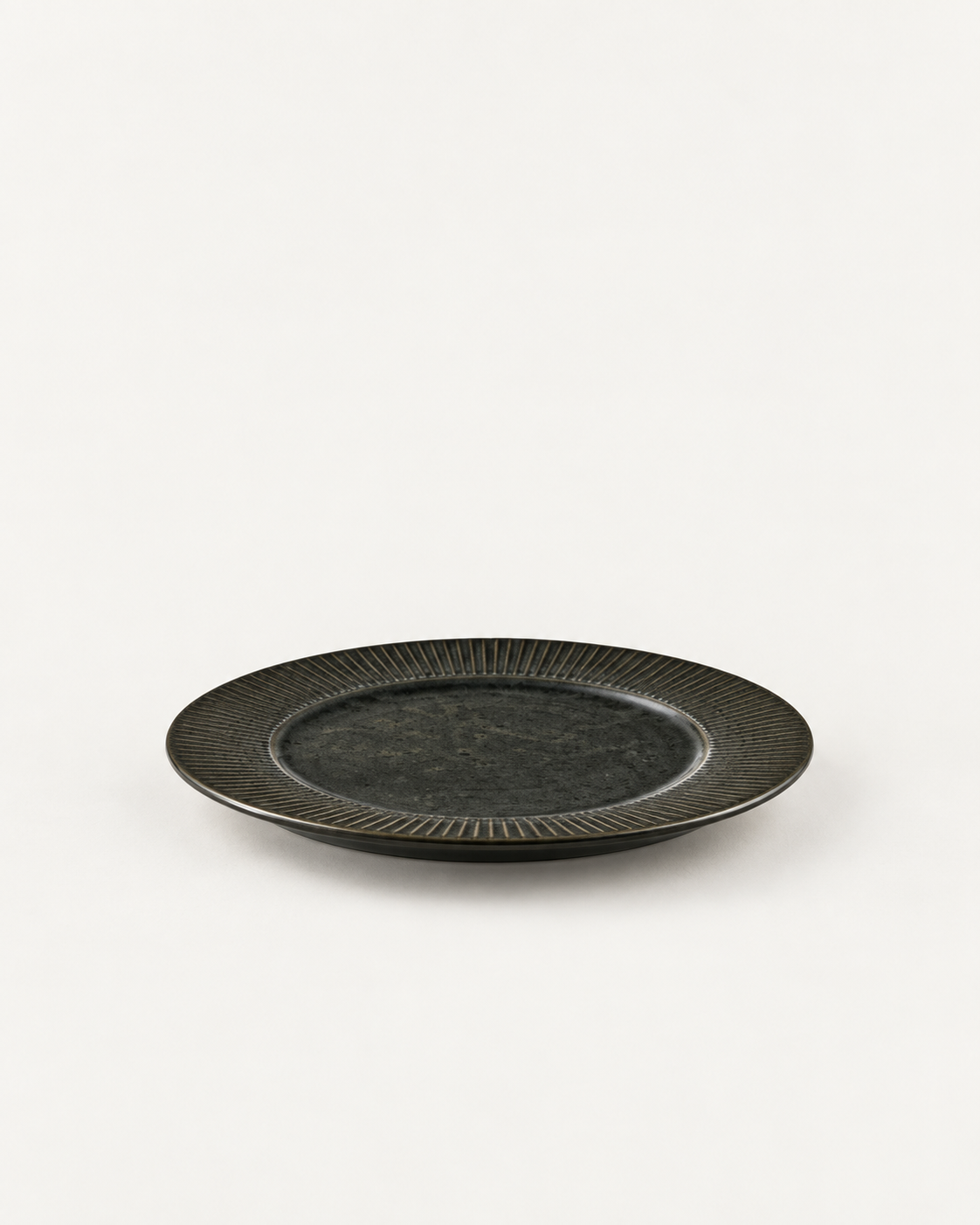 Plato negro carbón con ala estriada – Solsticio