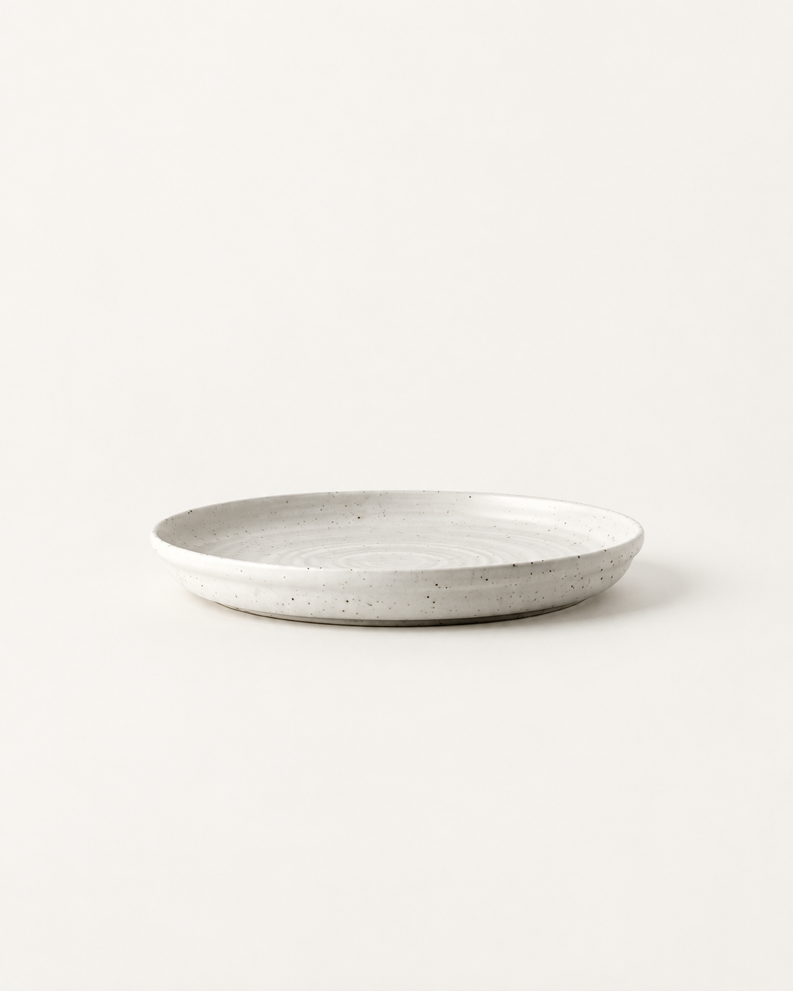 Plato blanco roto moteado con anillos – Jaspe