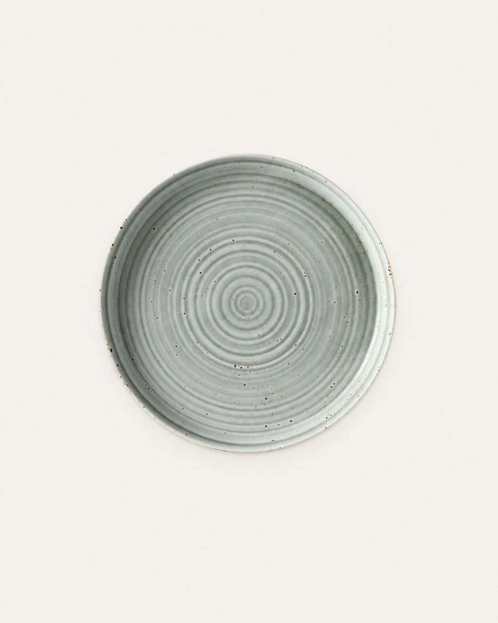 Plato celadón moteado con anillos concéntricos – Bruma
