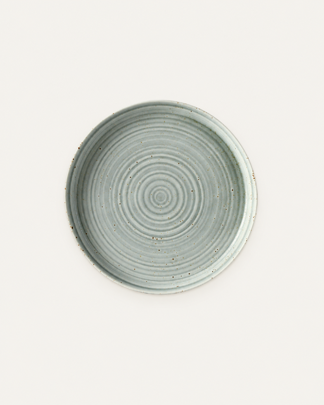 Plato celadón moteado con anillos concéntricos – Bruma