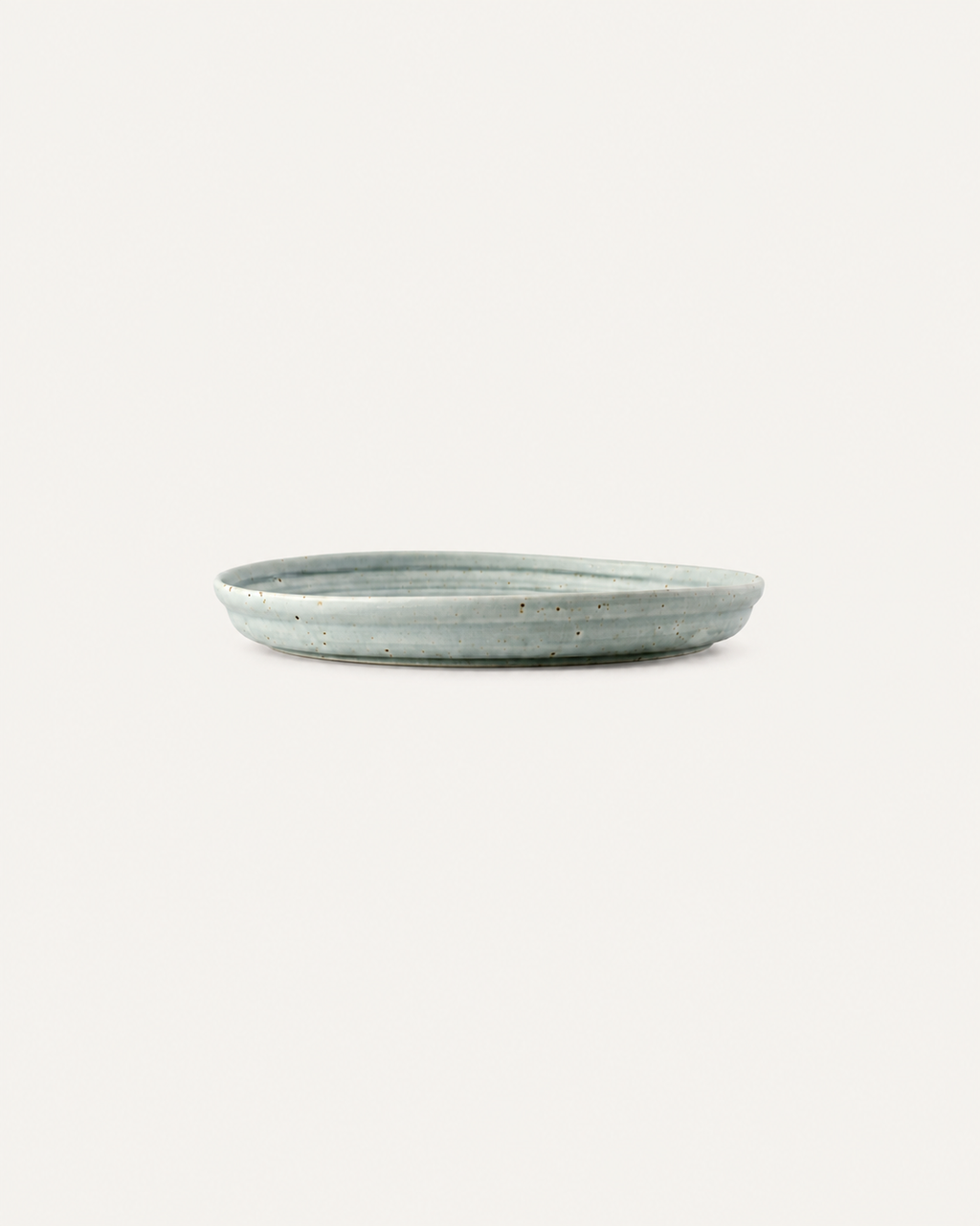 Plato celadón moteado con anillos concéntricos – Bruma
