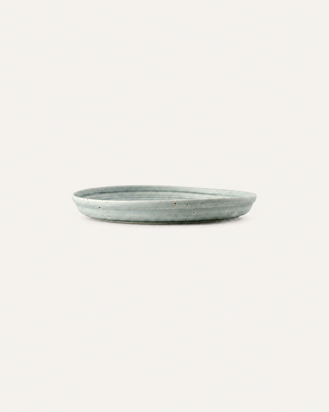Plato celadón moteado con anillos concéntricos – Bruma