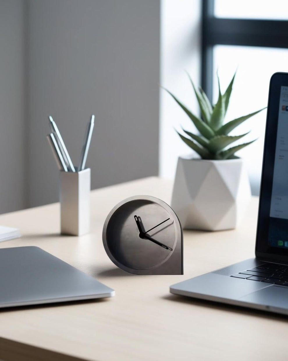 Modern Desk Clock – Minimalist Arc-Shaped Timepiece – Lár Danielsen