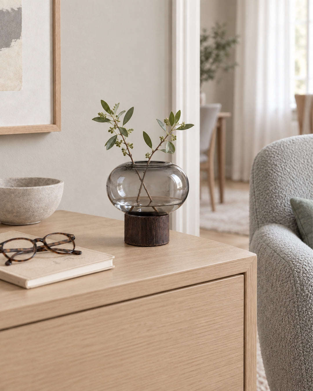 Jarrón de vidrio ahumado con base de madera 14 cm. - Alba
