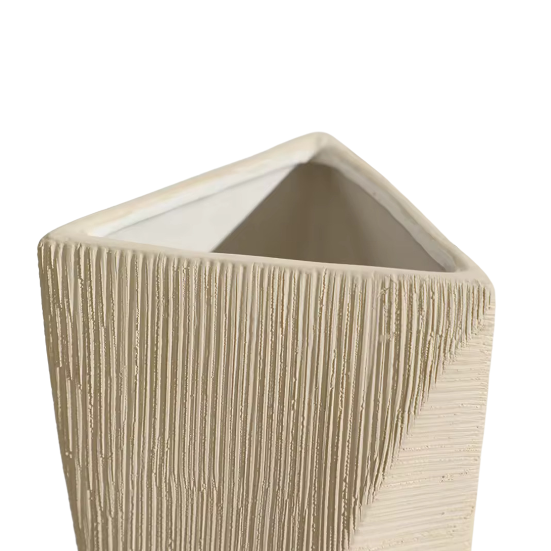 Jarrón de cerámica beige texturizado