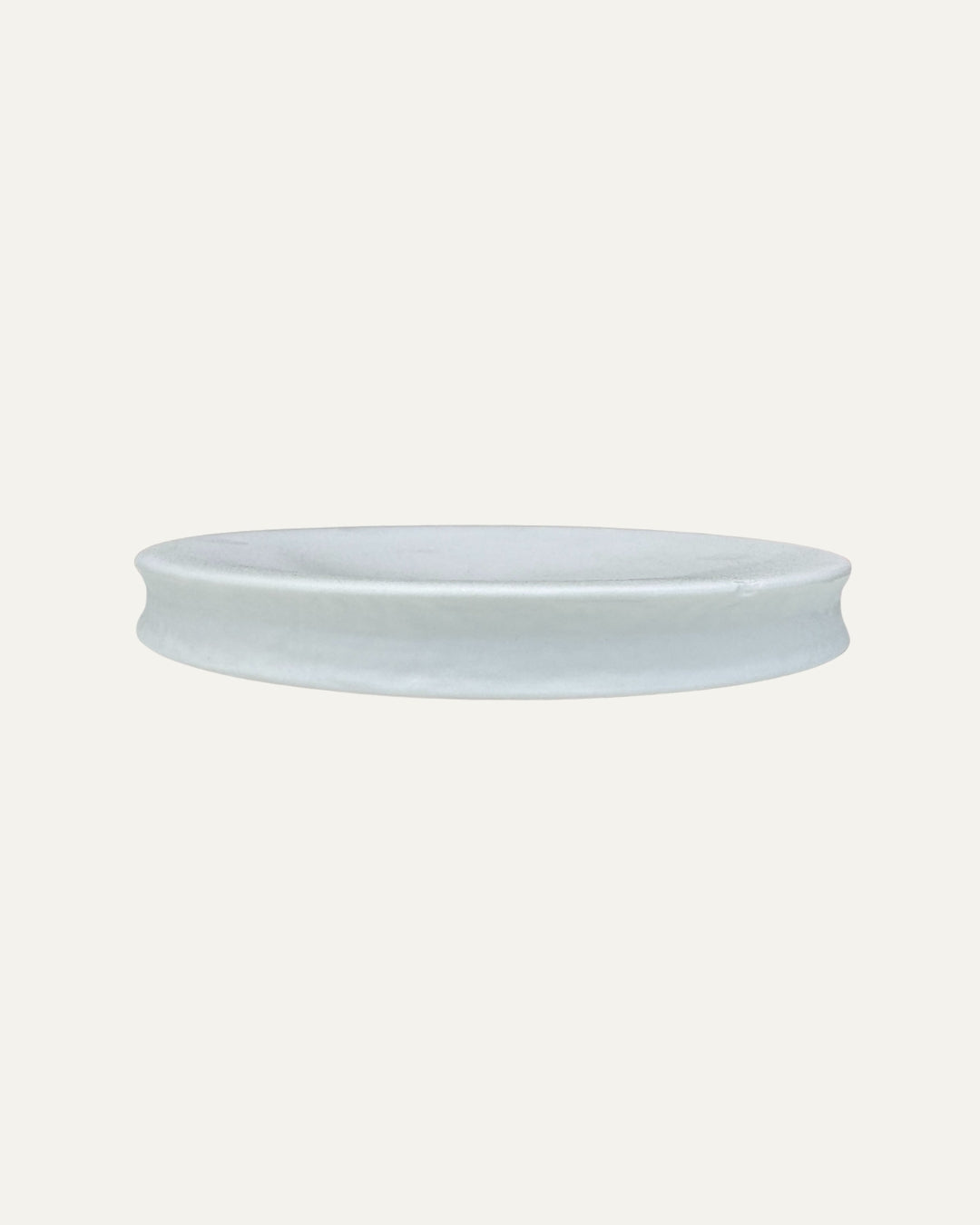 Plato blanco para postres Luxemburgo vacío, visto de lado sobre fondo claro, con borde bajo curvo.
