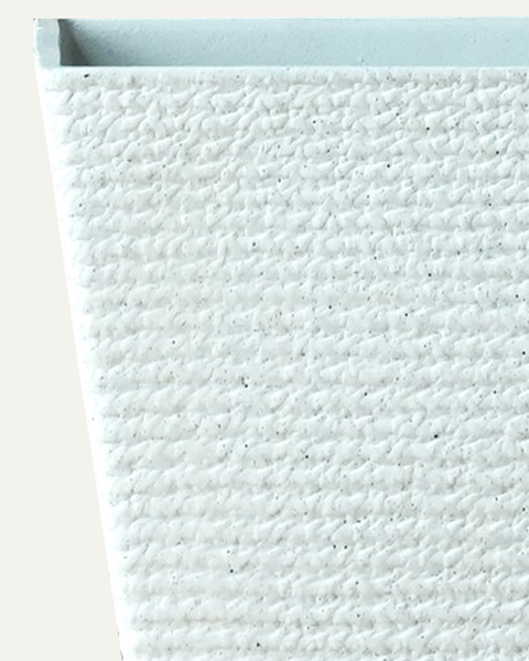 Maceta Arista ZF en blanco, acercamiento a su textura original