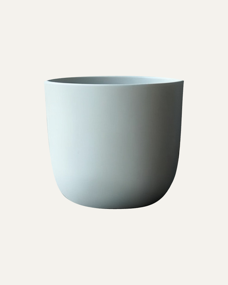Maceta Curva U en blanco, vista completa sin planta