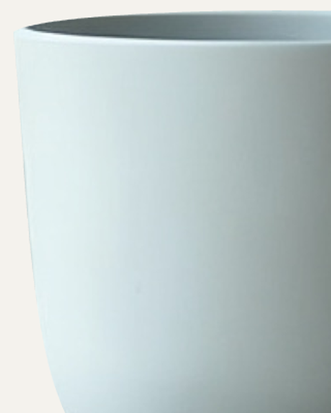 Maceta Curva U en blanco, acercamiento a su textura original