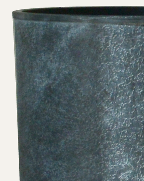 Maceta Pórtico CUP003 en gris oscuro retro, acercamiento a su textura original