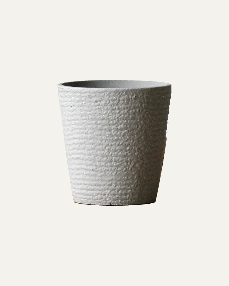 Maceta Relieve ZS en gris claro, vista completa sin planta