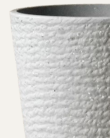 Maceta Relieve ZS en gris claro, acercamiento a su textura original