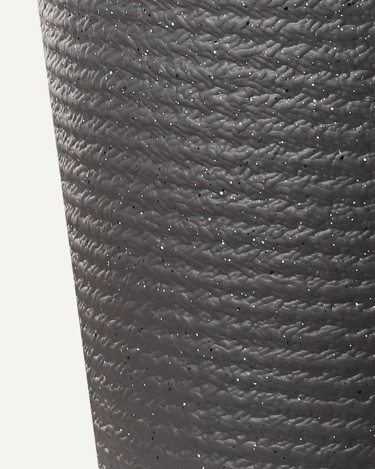 Maceta Relieve ZS en negro, acercamiento a su textura original