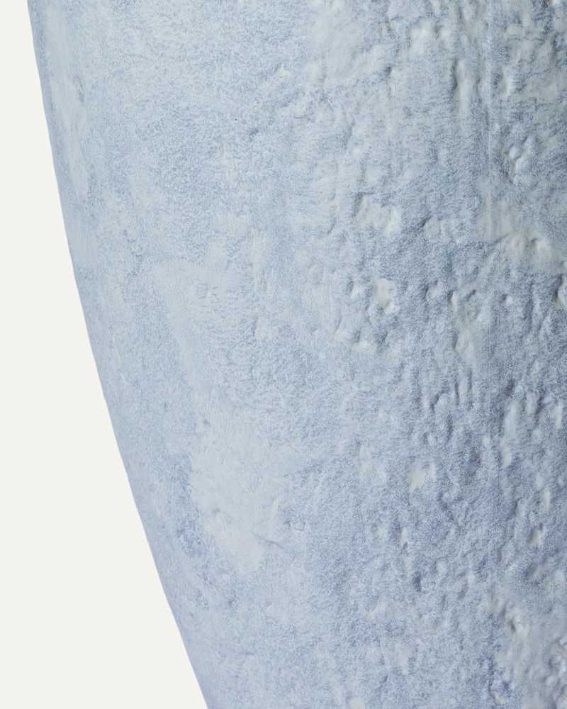 Maceta Terra CUP010 en gris claro retro, acercamiento a su textura original